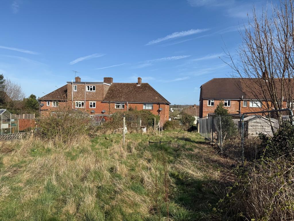 Lot: 88 - HOUSE ON A SUBSTANTIAL PLOT WITH PLANNING FOR AN ADDITIONAL DWELLING - Rear elevation with large garden